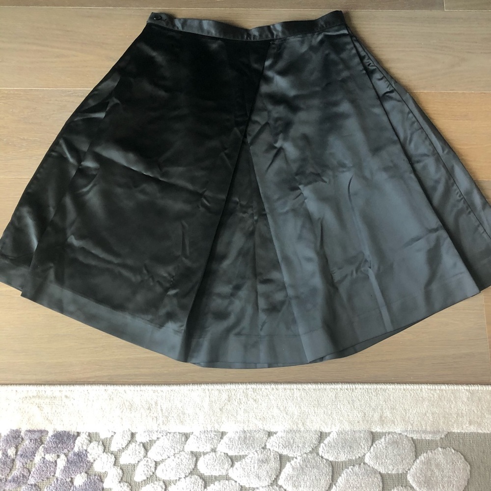 New NWOT 100% silk black skirt lined size medium unique classy chic boutique